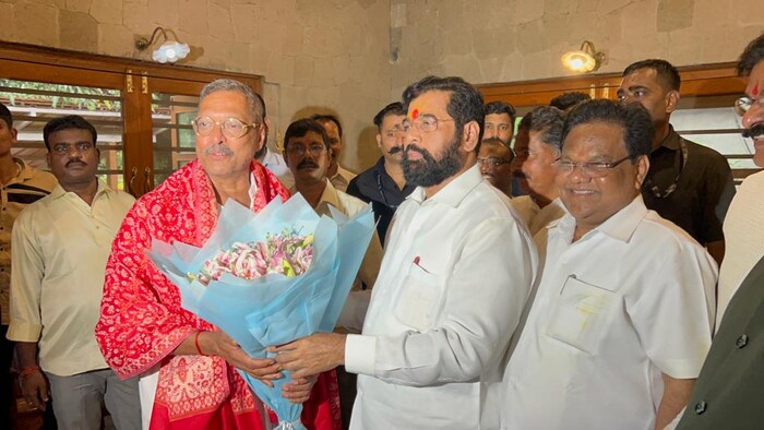 नानांच्या घरी मुख्यमंत्र्यांनी त्यांचा शाल श्रीफळ आणि पुष्पगुच्छ देऊन सत्कार केला. 