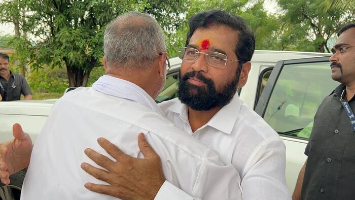 नाना आणि मुख्यमंत्री एकनाथ शिंदे यांच्यात असलेल्या जिव्हाळ्याचं नातं यावेळी पाहायला मिळालं. 