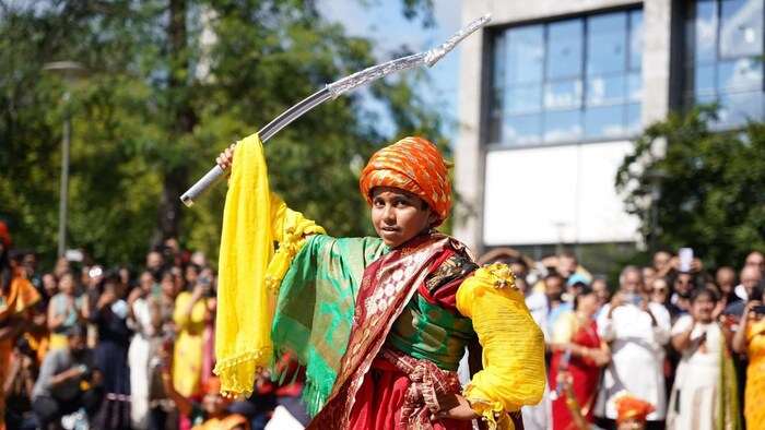 छोट्या मुलांनी थोर भारतीय महापुरुषांची वेशभूषेत देखावे सादर केले होते. 