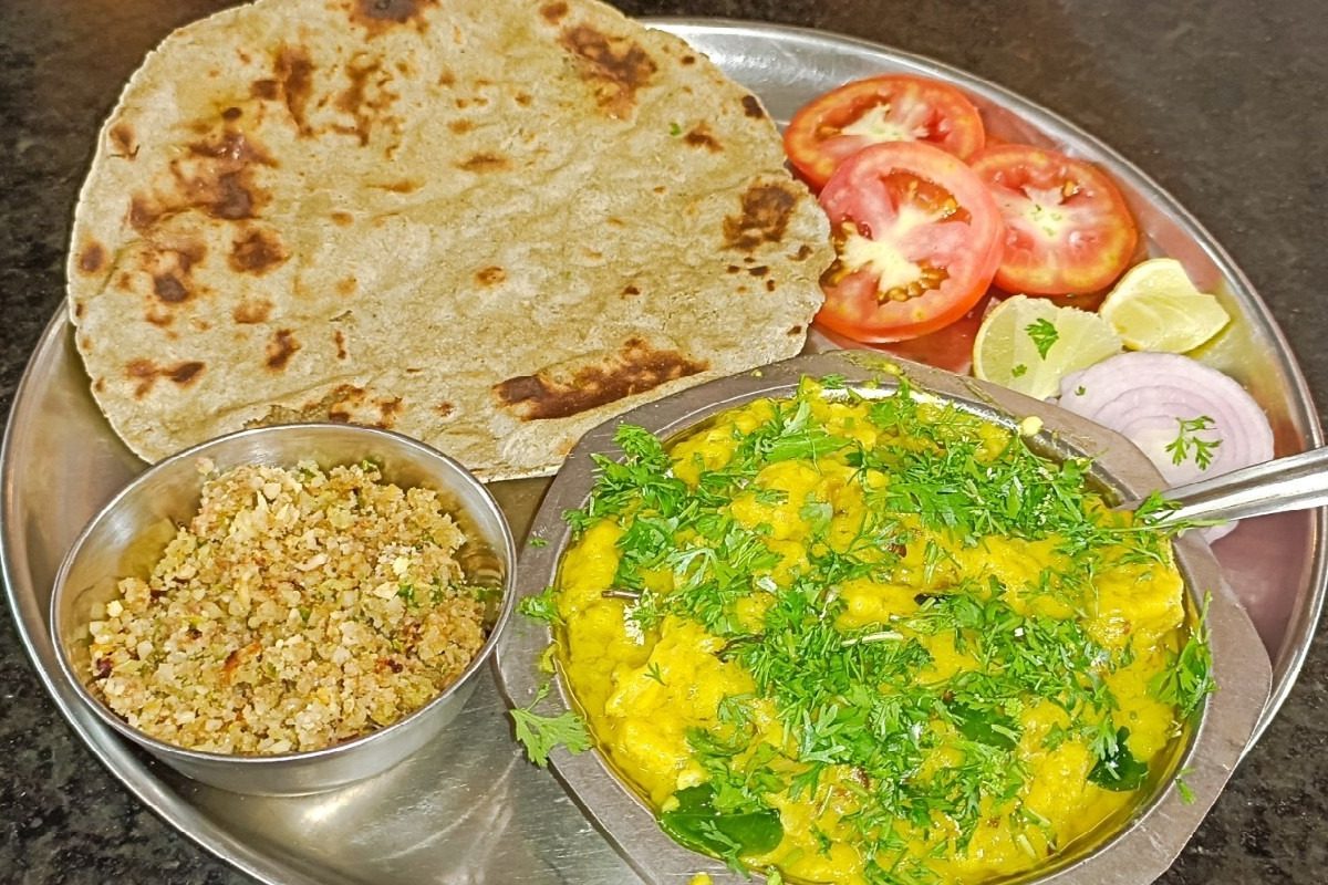 Nashik : जेवणासोबत घ्या पुस्तकांची मेजवानी; 75 वर्षांच्या आजींचे लय भारी हॉटेल, VIDEO