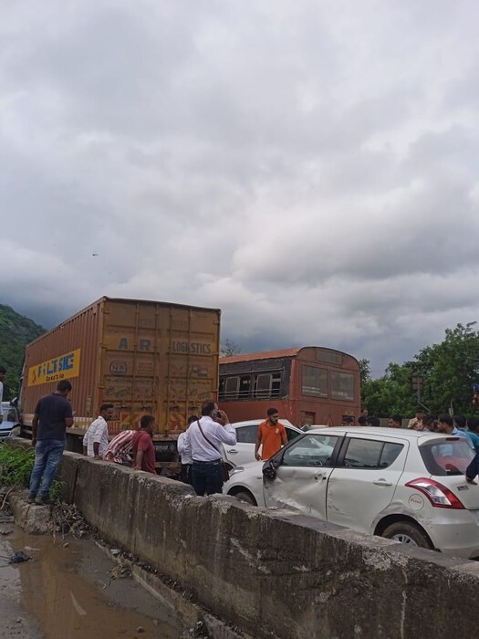 येथील खंडाळा बोरघाटात विचित्र अपघातात 9 वाहने एकमेकांना धडकली. 