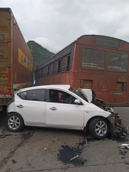 या घटनेनंतर काही काळ एक्स्प्रेस वेवरील वाहतूक ठप्प होती. 