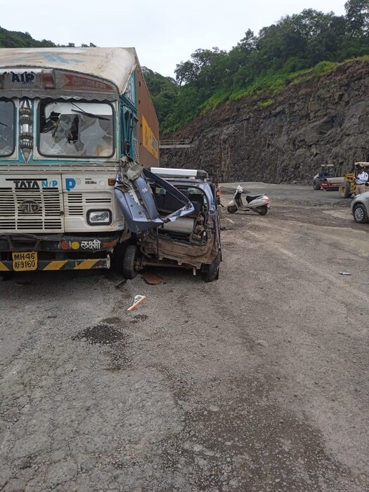एका मालवाहू ट्रकचा ब्रेक फेल झाल्याने चालकाचा ताबा सुटला. 