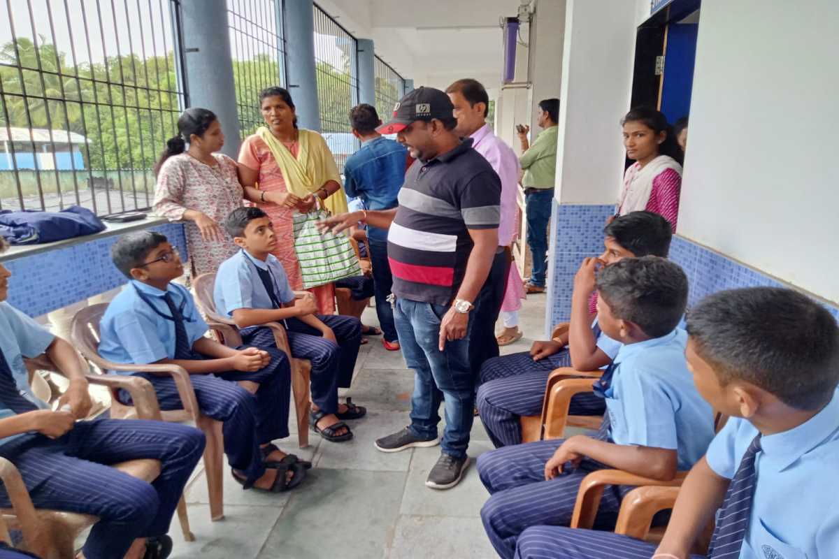 विद्यार्थ्यांना तब्बल चार तास वर्गाबाहेर बसवलं, उरणमध्ये नामांकित शाळेचा संतापजनक प्रकार