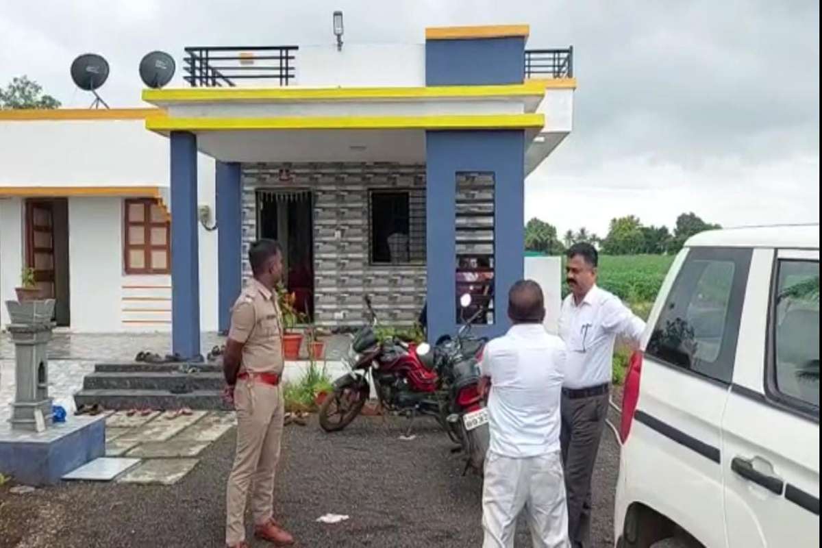 पहाटेच्या सुमारास घरात शिरले, बंदुक दाखवली, महिलांनाही मारहाण, अहमदनगरमध्ये सशस्त्र दरोडा