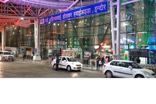 सुरक्षा अधिकाऱ्याकडे केली पत्नीची तक्रार; एअरपोर्टवर खळबळ, फ्लाइटही झाली मिस