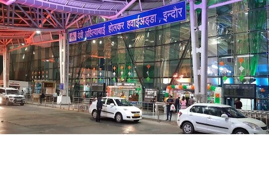 सुरक्षा अधिकाऱ्याकडे केली पत्नीची तक्रार; एअरपोर्टवर खळबळ, फ्लाइटही झाली मिस
