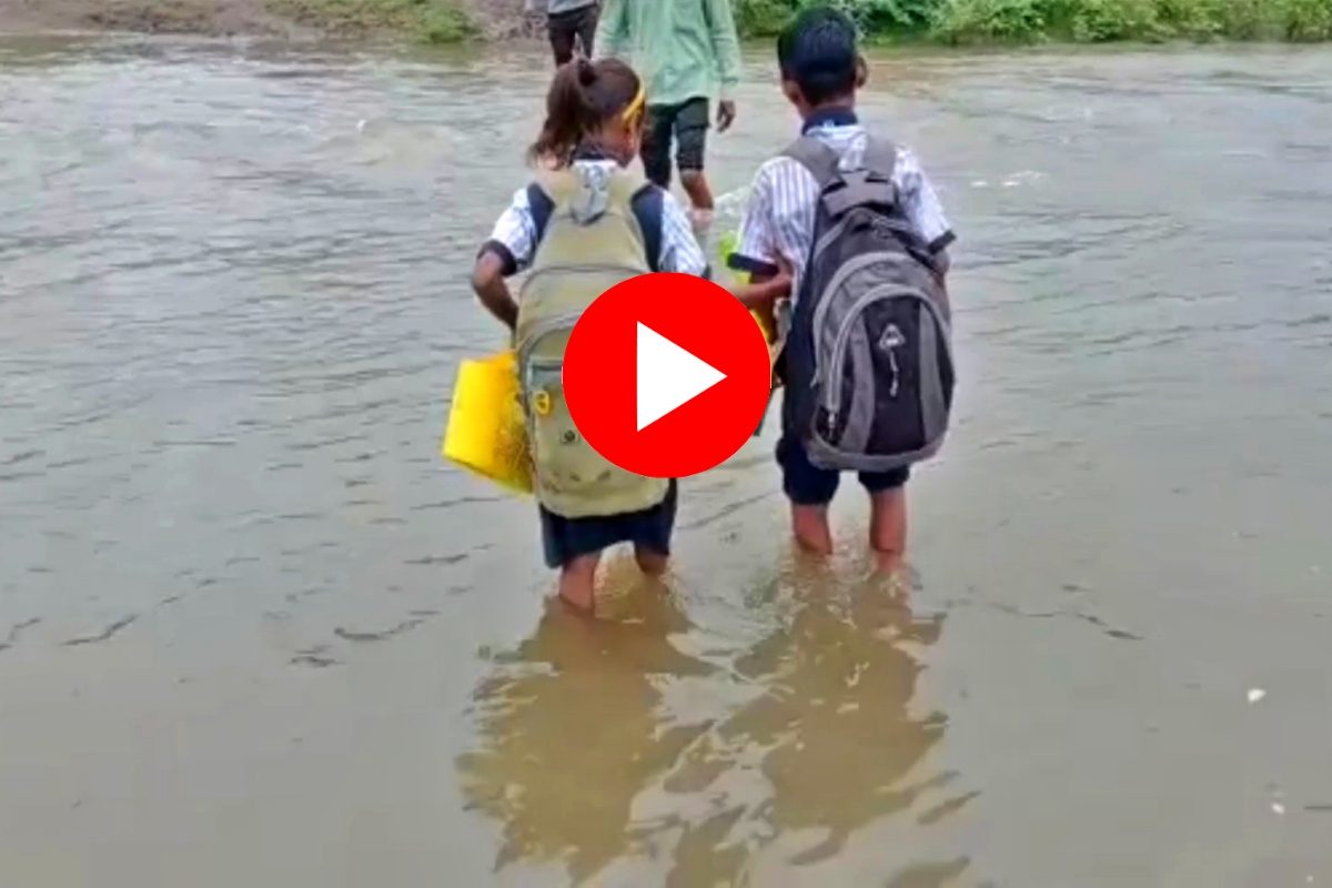 Akola : पुराच्या पाण्यातून विद्यार्थ्यांचा जीवघेणा प्रवास, पाहा Video