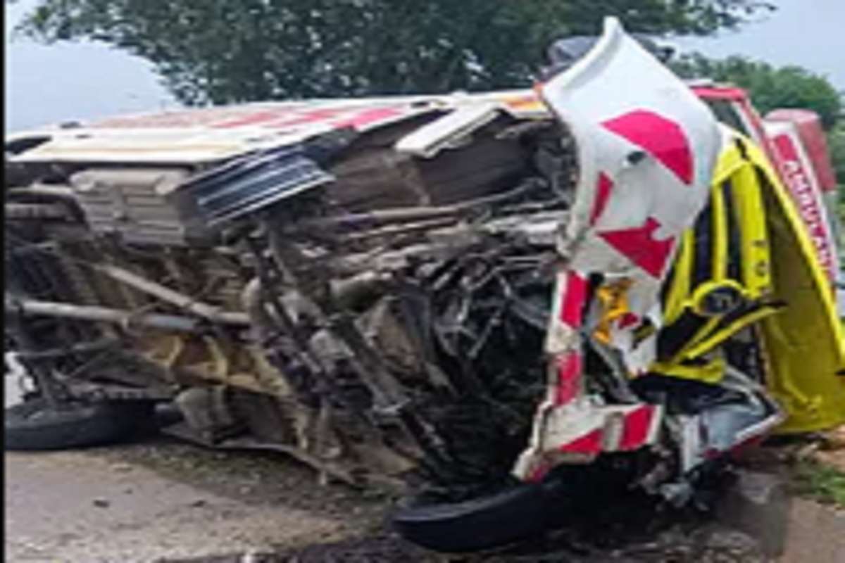 रुग्णवाहिकेचा अपघात