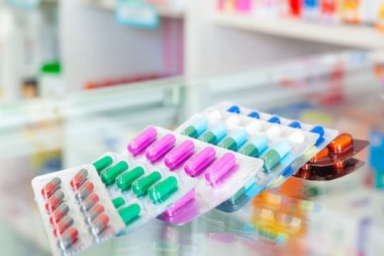 Antibiotics Side Effect : सर्रासपणे घेतल्या जाणाऱ्या 'या' औषधांमुळे बहिरे होण्याचा धोका; तज्ज्ञांनी केलं सावध