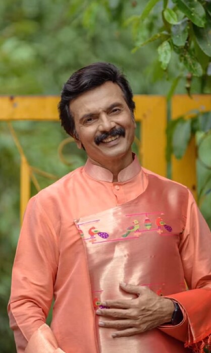  मिलिंद पुढे म्हणाले, खरंच अशाही साडीचा कुर्ता होऊ शकतो हे जर मला आधी माहिती असतं तर बरं झालं असतं.  