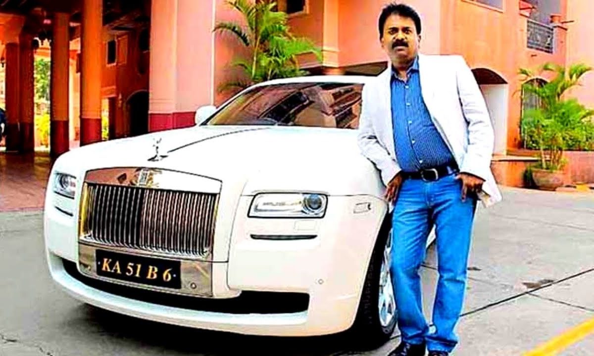 हॉकर ते रॉकस्टार! पेपर टाकले, सलून काढलं अन् हेअर कट करता करता 'तो' झाला करोडपती! पाहा VIDEO