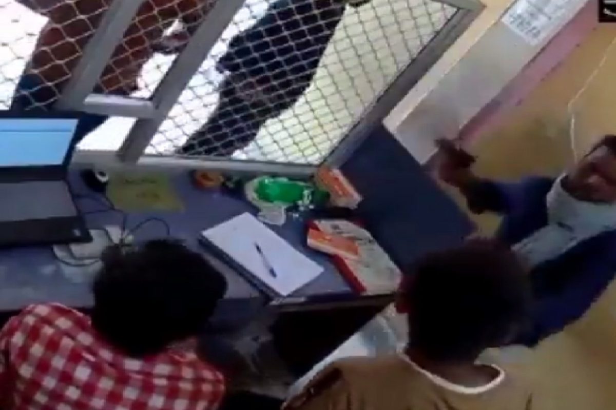 बँकेतील दरोड्याचा व्हिडीओ.