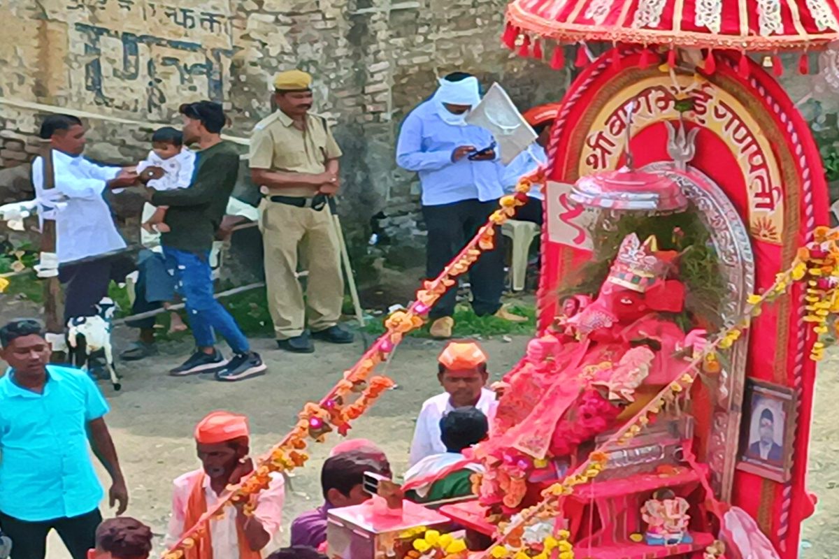 VIDEO : शेकडो वर्षांपासून विसर्जनच नाही, जाणून घ्या बाराभाई गणपतीचा रंजक इतिहास