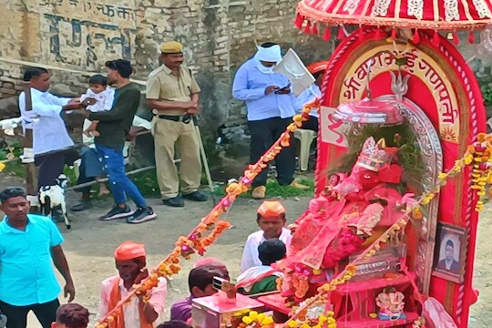 VIDEO : शेकडो वर्षांपासून विसर्जनच नाही, जाणून घ्या बाराभाई गणपतीचा रंजक इतिहास