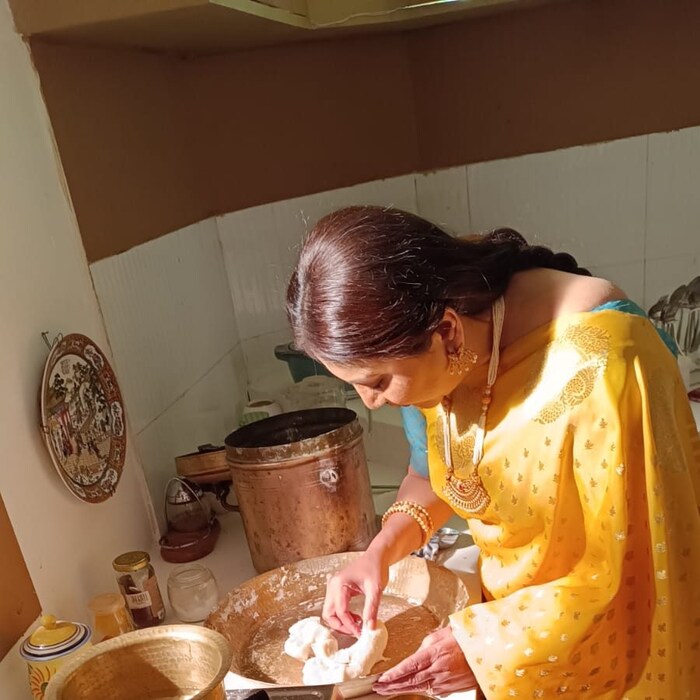 मोदकांची खास  रेसिपी रत्नमालाची असून त्या स्वतःच्या हाताने बाप्पाचा  नैवेद्य तयार करत आहेत. 