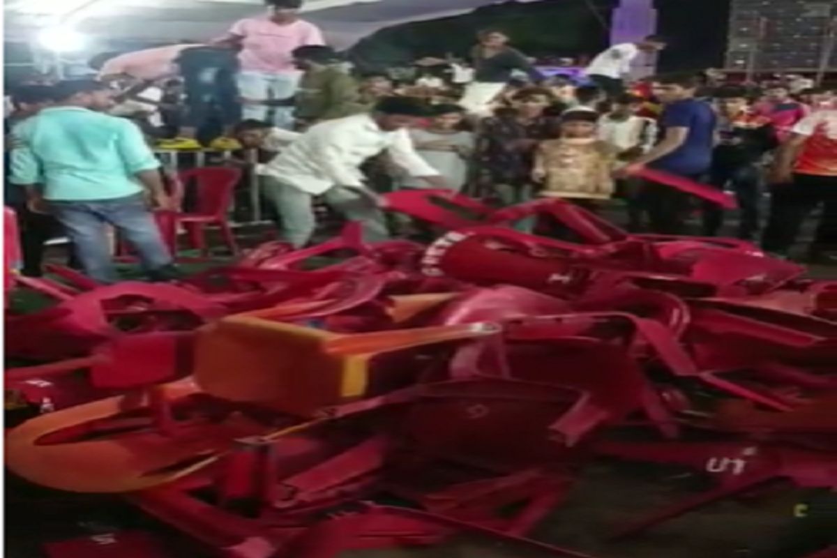 धनंजय मुंडेंच्या नाथ प्रतिष्ठानच्या गणेशोत्सवात तरुणांचा भयानक राडा, VIDEO व्हायरल