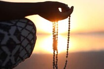 शनिवारी या 5 मंत्राचा उच्चार लाभदायी ठरतो! शनिकृपेचा कामांवर दिसतो परिणाम