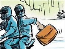 कारमध्ये पैशाची बॅग ठेवणं पडलं महागात लाखों रुपये पळवले video