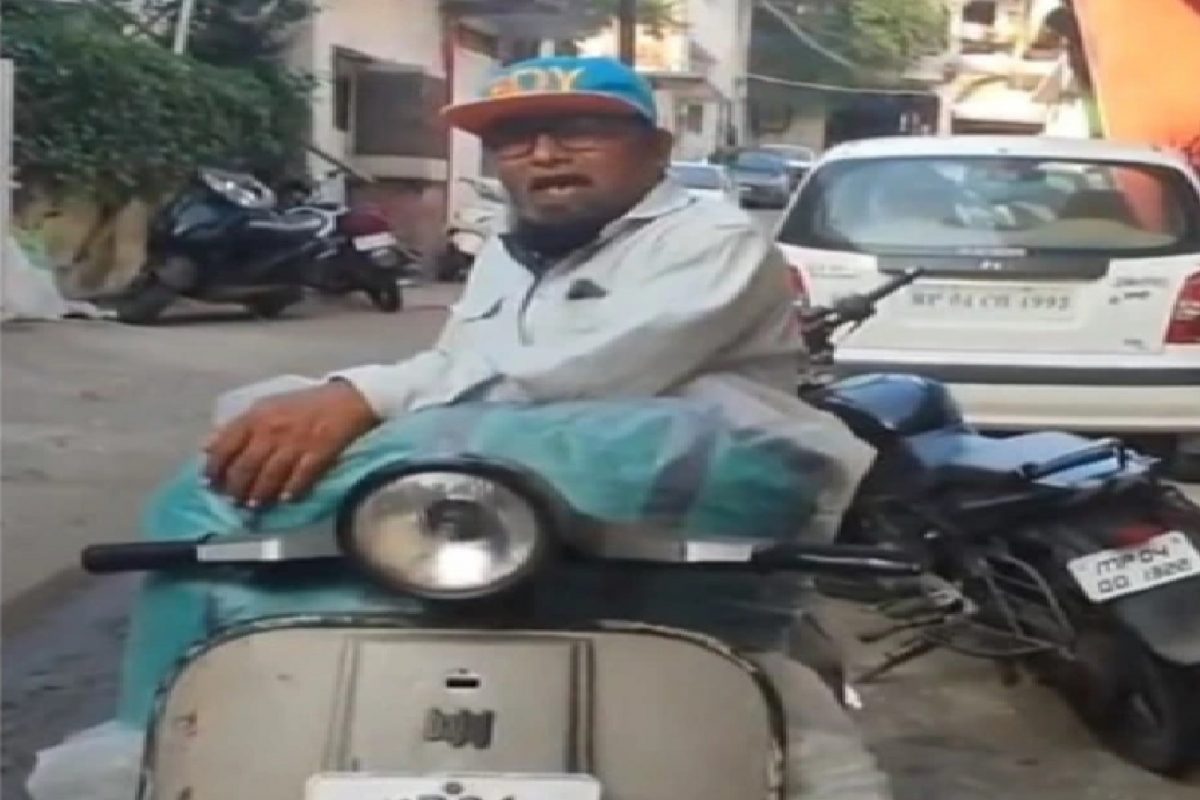 नमकीन विक्रेत्याचा व्हिडीओ सोशल मीडियावर व्हायरल.