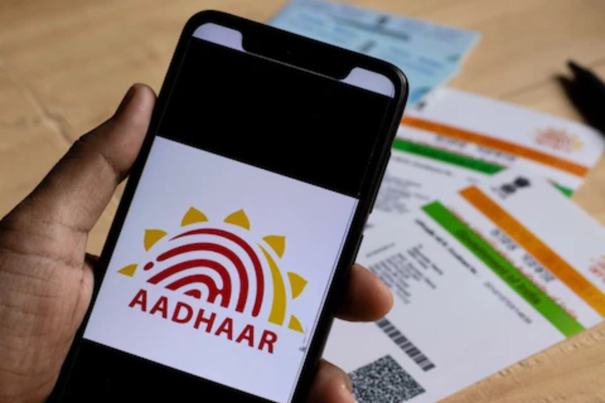 Aadhaar Card Data Protection : 'या' 4 गोष्टीचा उपयोग करून तुम्ही नक्कीच टाळू शकता आधार कार्डचा गैरवापर
