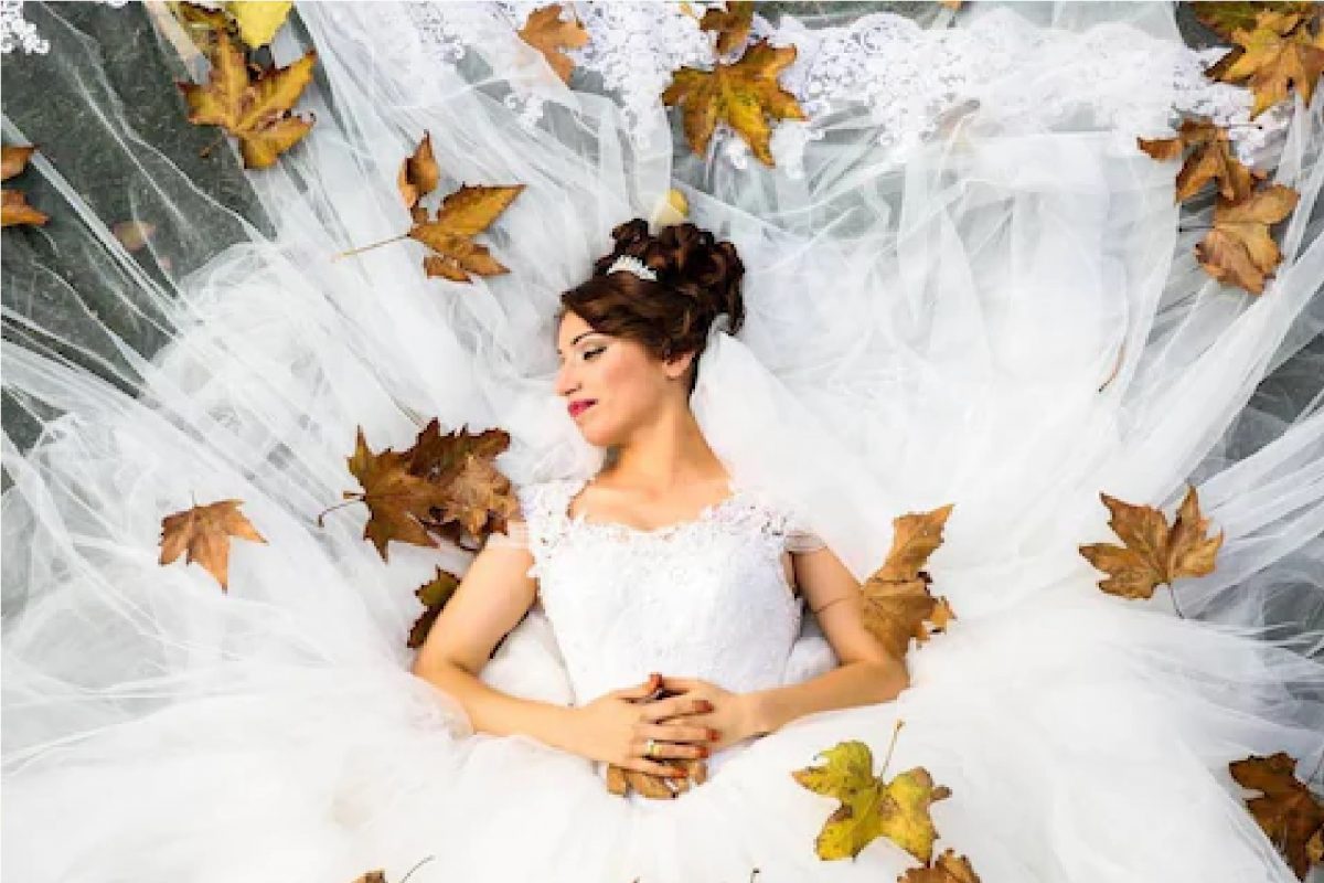 स्वतःच्याच लग्नाच्या रिसेप्शनमध्ये नवरी झोपली.