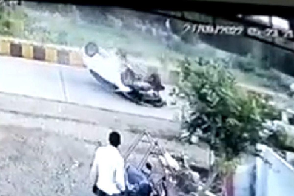 नजर हटी..., नियंत्रण सुटले अन् सुसाट कार 4 वेळा पलटली, अपघाताचा LIVE VIDEO