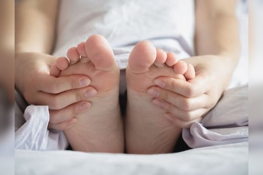 तळहात आणि पायांचे तळवे कायम राहतात थंड? असू शकतात गंभीर आजारांचे संकेत