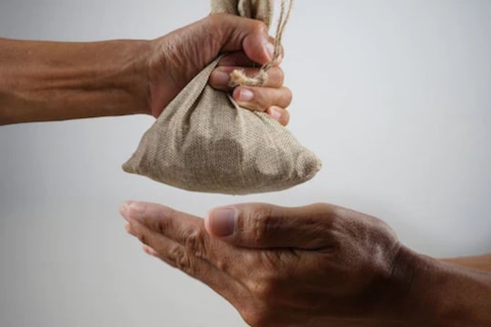 या गोष्टींचे गुप्त दान मानले जाते महादान! मनोकामना पूर्ण होण्यासाठी नक्की करावे असे दान