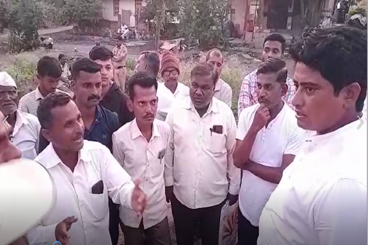 दौंड : राहते घर पाडण्यासाठी अचानक जेसीबी गावात, गावकरी संतापले, अधिकाऱ्यांना घेराव