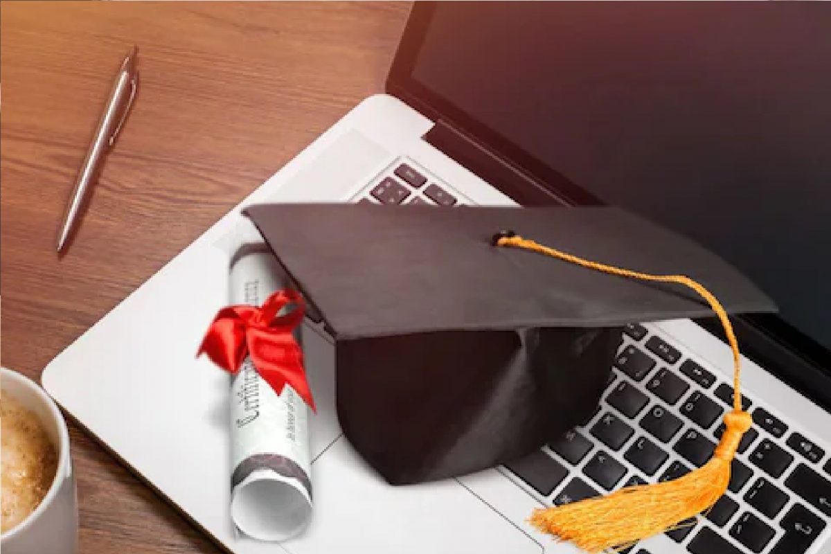 एकाच वेळी दोन डिग्री कोर्सेस करा.