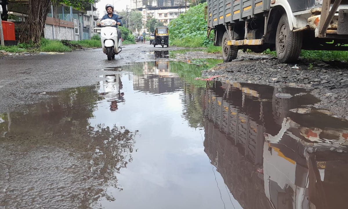 डोंबिवली शहरात कधी काय घडेल याचा नेम नाही. काही दिवसांपूर्वी डोंबिवलीमध्ये लाल हिरव्या पाऊस पडला होता. आता पुन्हा डोंबिवलीतील रस्ते लाल झाले आहे. 