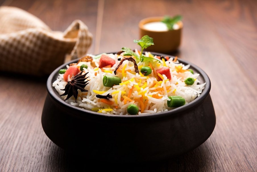 भात : मायक्रोवेव्हमध्ये शिजवलेल्या भाततून फूड पॉइझिंग होण्याची शक्यता जास्त असते. बेसिल नावाचा एक जीवाणू आहे जो आरोग्यास हानी पोहोचवू शकतो