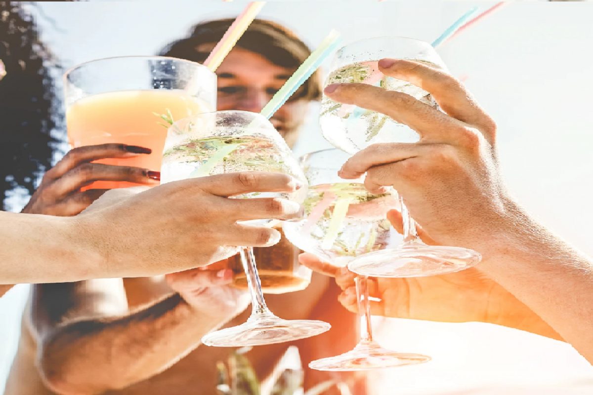 कॉकटेल ड्रिंक ठरलं जीवघेणं.
(प्रतीकात्मक फोटो सौजन्य Shutterstock)