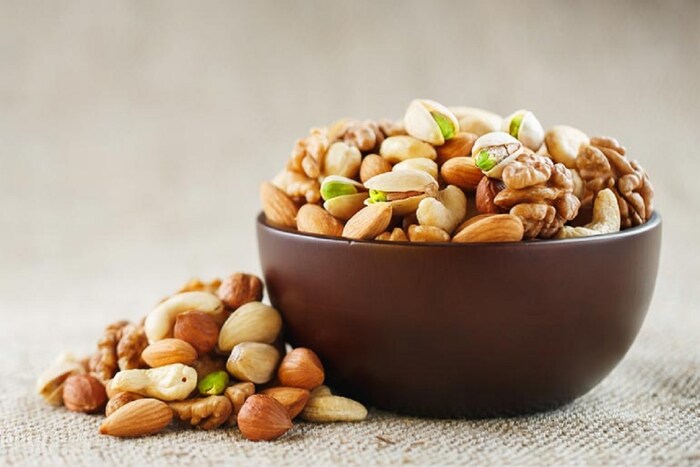 सुकामेवा (Dry fruits) - बदाम, शेंगदाणे, काजू असे एकत्र घेऊन खाल्ल्यास हा उपाय अत्यंत लाभकारी असतो. सुकामेवा खाल्ल्यास गुड फॅट्स, प्रथिनं आणि फायबरसारख्या गोष्टी शरीराला भुकेपासून दूर ठेवतात.