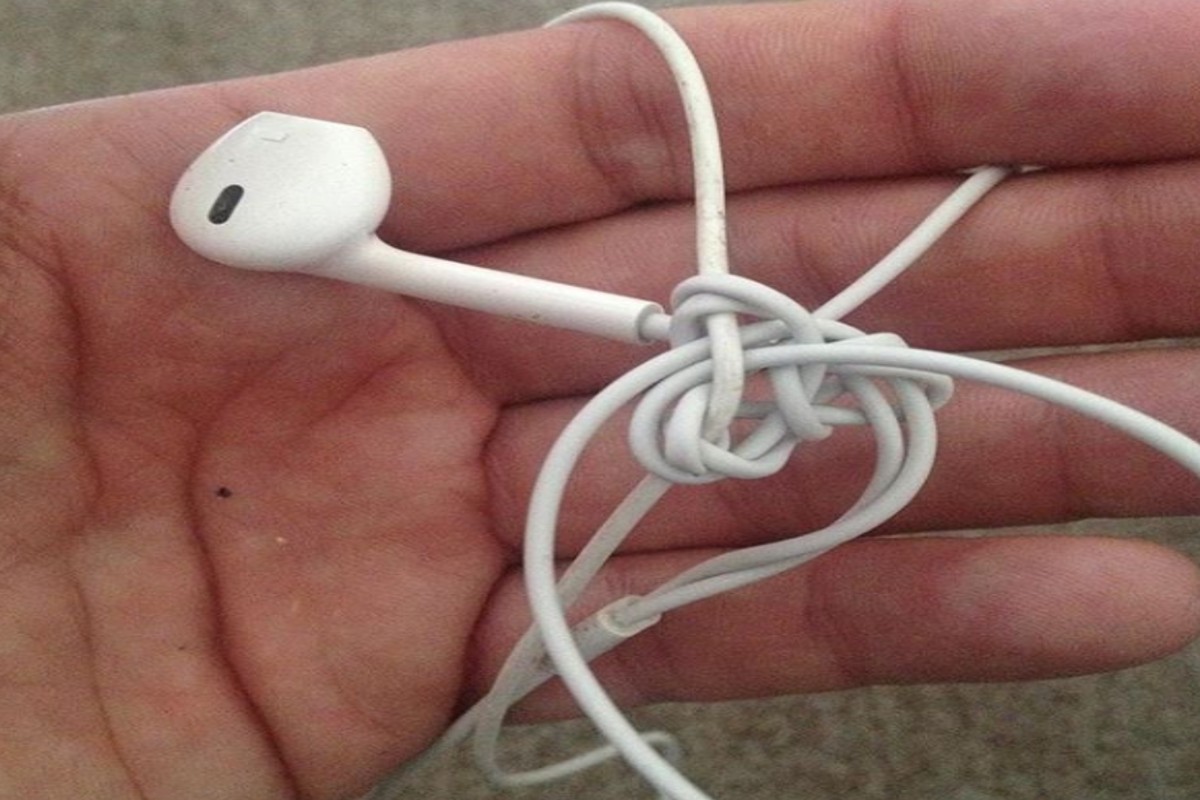 इयरफोनच्या वायरचा का होतो गुंता? 99 टक्के लोकांना माहिती नसेल कारण