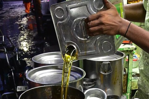 दसरा दिवाळी सणाच्या तोंडावर आठवड्यात खाद्यतेलाचे दर आणखी 10 रुपयांनी उतरले आहेत. यामुळे सामान्यांच्या खिशाला लागणारी चाट काही प्रमाणात कमी झाली आहे. (EDIBLE OIL)