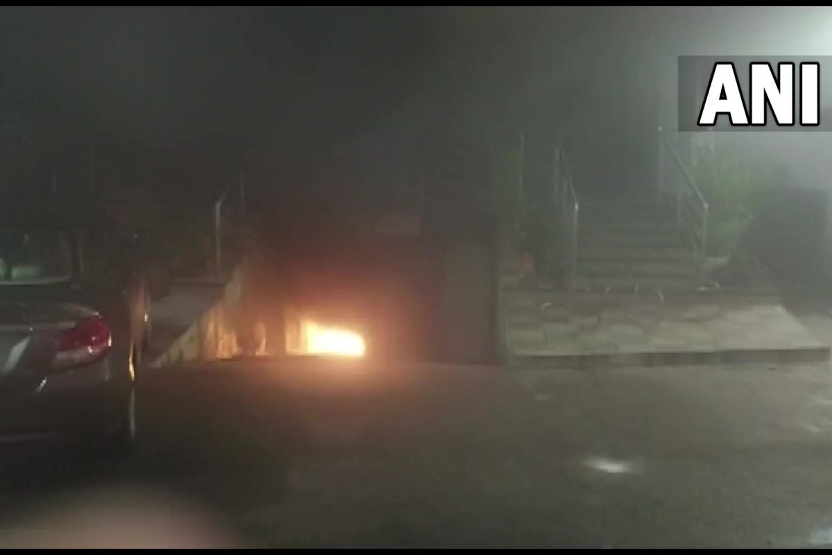 Electric bike showroom fire : धक्कादायक! इलेक्ट्रिक बाइक चार्ज करताना शोरूमला आग, 6 जणांचा मृत्यू