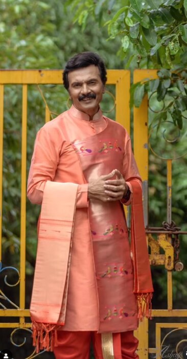 पन्नाशी पार केलेले मिलिंद गवळी आजही फिट अँड फाइन आहेत. मिलिंग गवळी यांची खासियत म्हणजे नव्या पिढीप्रमाणे बदलत आहेत. 