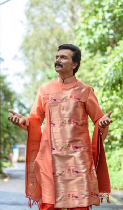  नुकतीच त्यांनी एका कार्यक्रमाला हजेरी लावली होती. तेव्हा त्यांनी पैठणीचा छान कुर्ता घातला होता. हा कुर्ता घालून ते त्याच्या प्रेमातच पडलेत. 