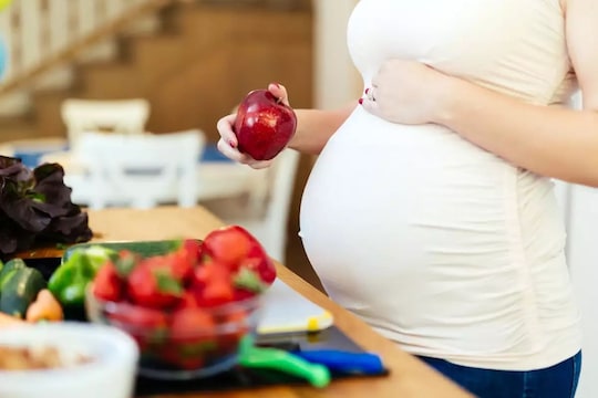 गरोदर महिलांनी नवरात्रीचे उपवास करताना घ्या विशेष काळजी, या गोष्टींकडे करू नये दुर्लक्ष