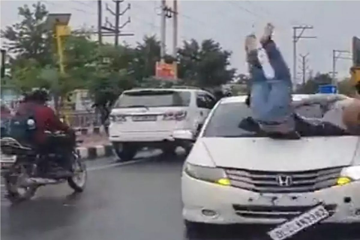 अपघातानंतरही तरुणांची फायटिंग.