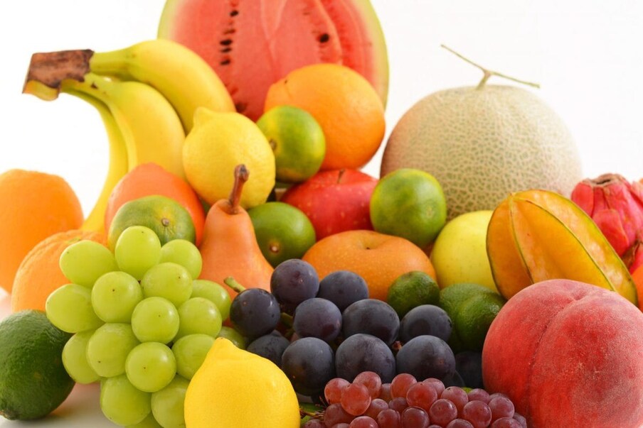 ताजी फळे : फळे आपल्या रक्तातून अनावश्यक आणि विषारी पदार्थ काढून टाकू शकतात. सफरचंद, प्लम, नाशपाती आणि पेरू यांसारख्या फळांमध्ये पेक्टिन असते जे ब्लड प्युरिफिकेशनसाठी उपयुक्त आहे. 