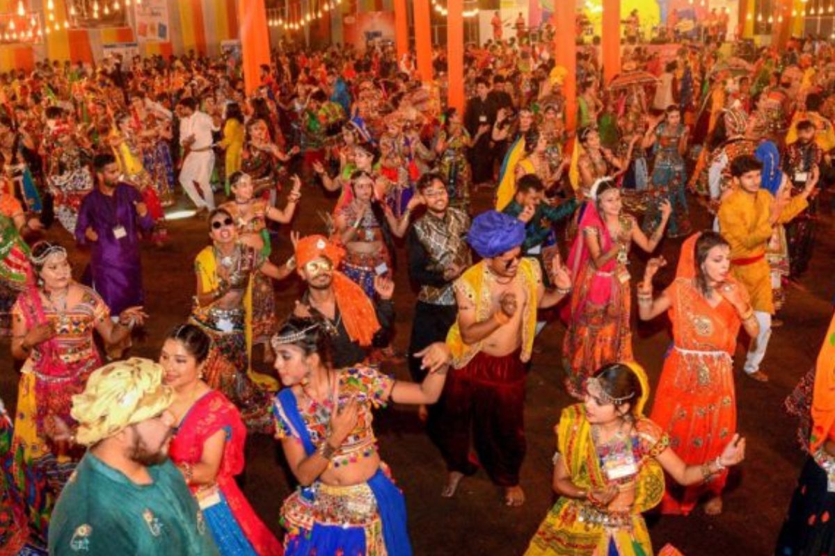लागली पैज? असा गरबा तुम्ही कधीच पाहिला नसेल, Video कडे वळलं सगळ्यांचं लक्ष