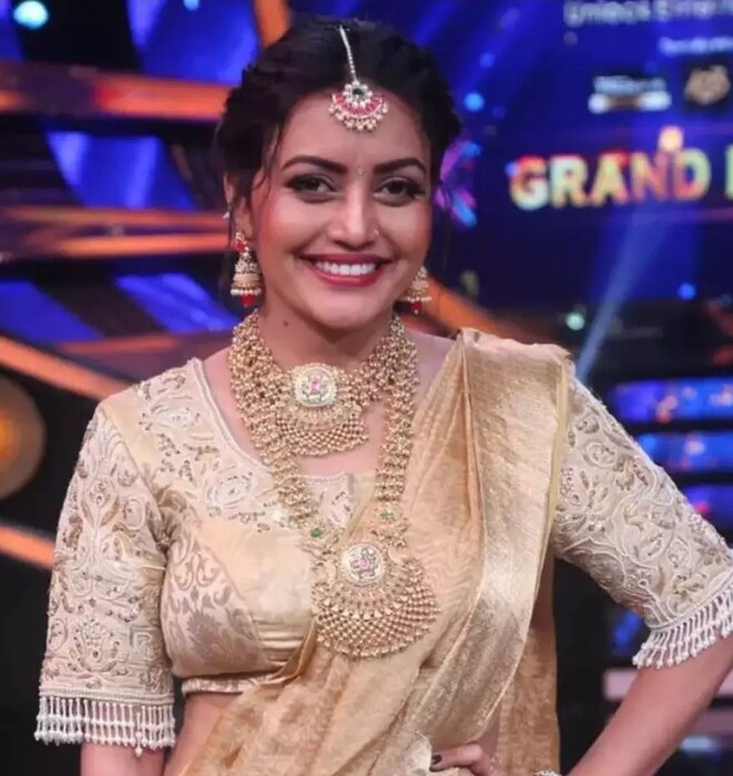 क्यूट गर्ल्समध्ये एक नाव आवर्जुन घ्यावं लागेल ते म्हणजे बिग बॉस मराठीची 3ची लाडकी सोनाली पाटील. सोनालीचा कोल्हापूरी ठसका आणि सौदर्यानं तिनं प्रेक्षकांची मनं जिंकली.  