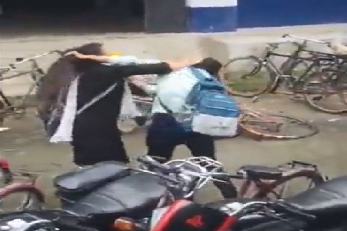 एका बॉयफ्रेंडसाठी भिडल्या दोन गर्लफ्रेंड्स.