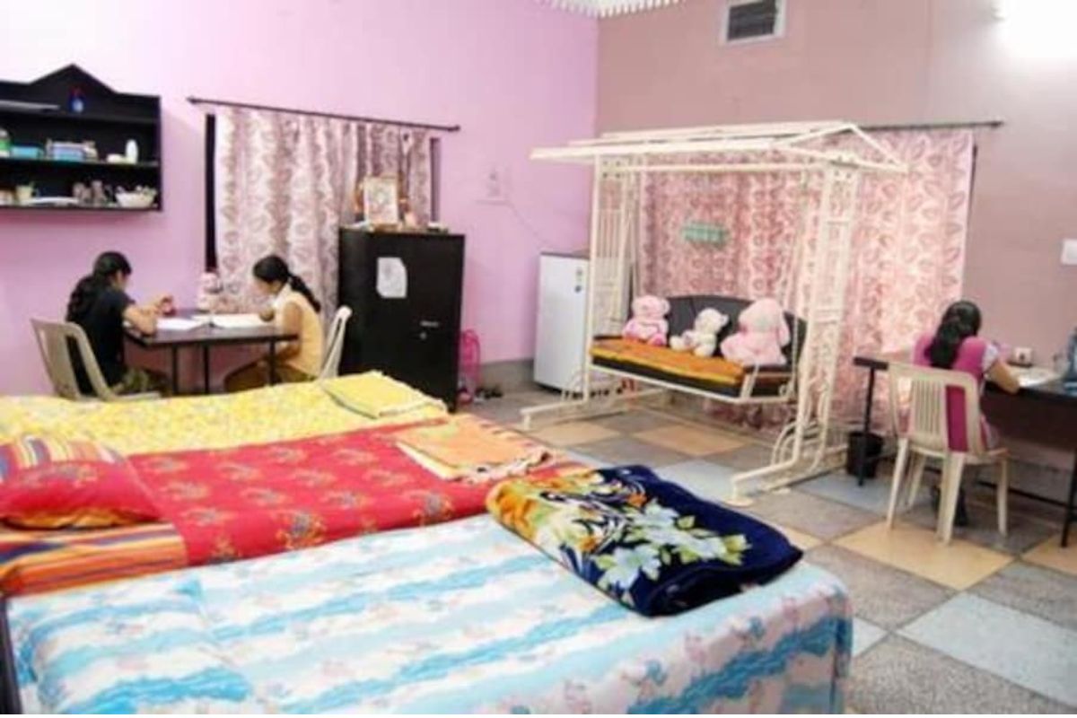 Girls Safety Tips : कुटुंबापासून दूर राहताय? मग मुलींनो या गोष्टी तुम्हाला माहिती असायलाच हव्यात