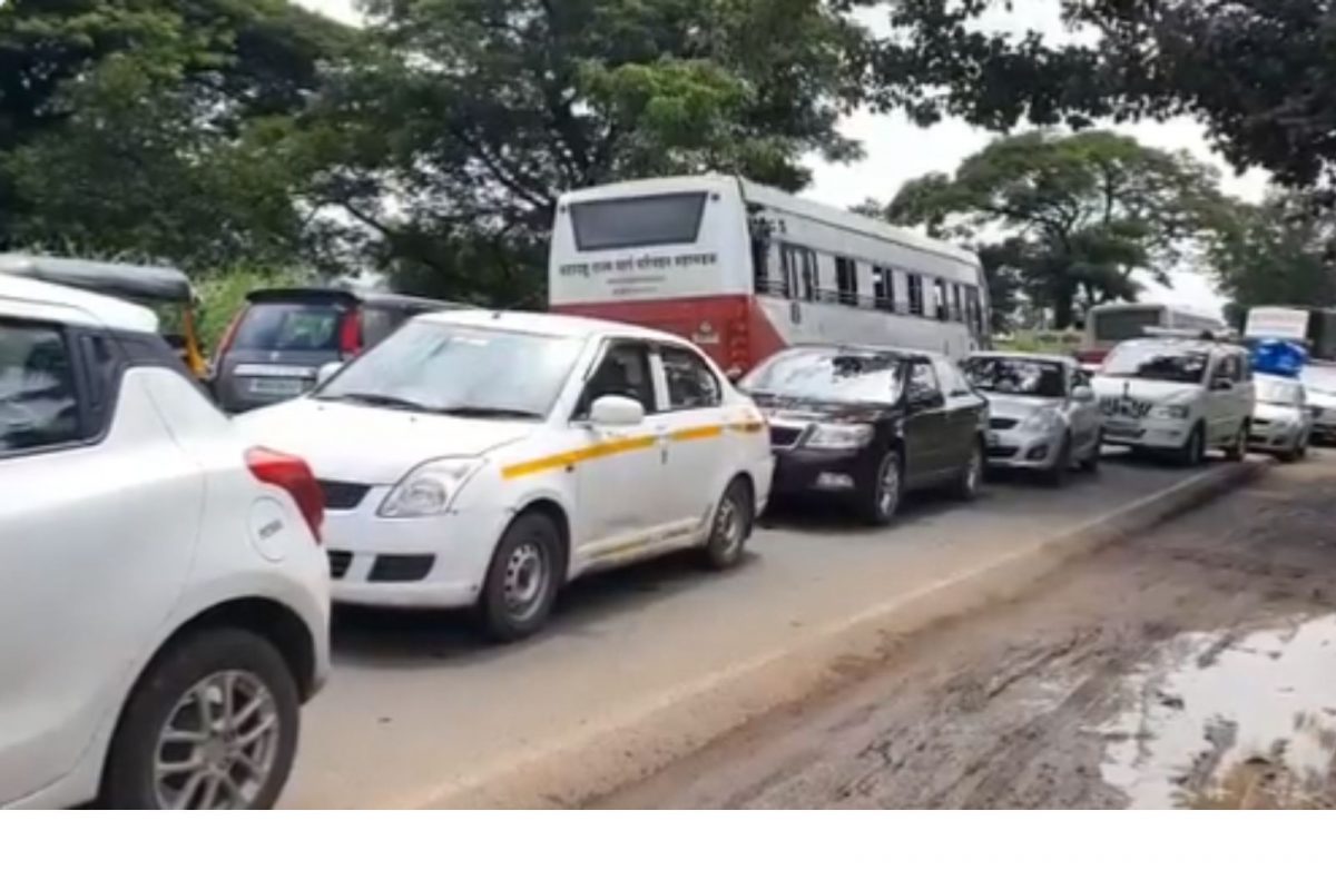 बाप्पा वाचव रे! मुंबई-गोवा महामार्गावर वाहतूक कोंडीमुळे कोकणातील चाकरमानी वैतागले!