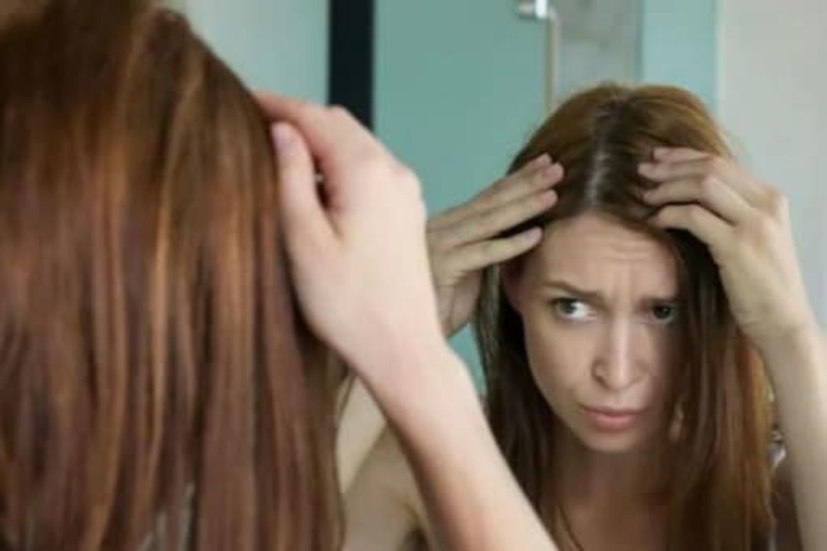 Hair Care Tips : केस रुक्ष आणि निस्तेज झालेत? या व्हिटॅमिन्सची कमतरता असू शकते कारण