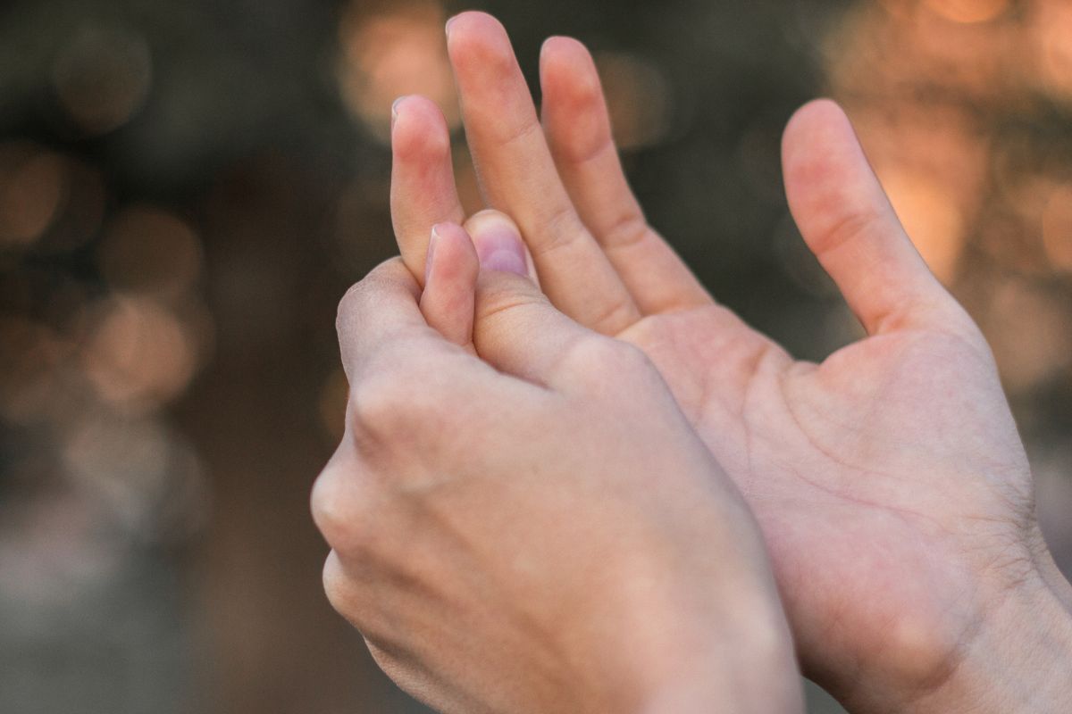 आपले हात एखाद्या टूलप्रमाणे काम करतात. जेवण करणं असो अथवा एखादी वस्तू उचलणं प्रत्येक कामासाठी हातांचा वापर करावाच लागतो. त्यामुळे हाताशी निगडीत एखादी समस्या असेल तर त्याकडे निश्चितच दुर्लक्ष केलं जाऊ नये.